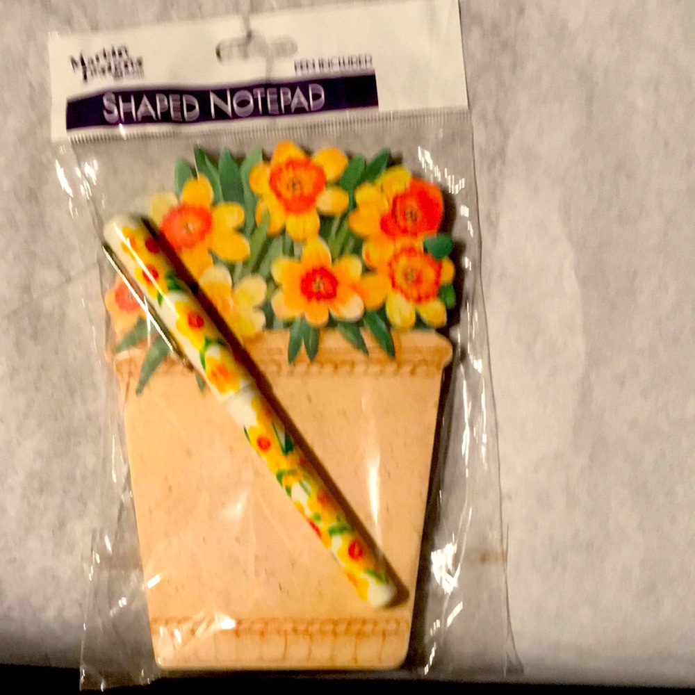 Flowerpot notepad and pen.